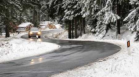 Der Deutsche Wetterdienst warnt in Thüringen vor glatten Straßen. (Symbolbild) / Foto: Michael Reichel/dpa