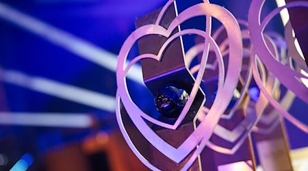 18 dieser begehrten Trophäen wurden am Samstagabend beim Filmfestival Max Ophüls Preis verliehen - neben Preisgeldern in Höhe von 123.500 Euro. (Symbolbild) / Foto: Oliver Dietze/dpa