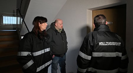 Wer nicht zur Arbeit erscheint, bekommt Besuch von Sandra Hesse und ihren Kollegen.  / Foto: Martin Schutt/dpa