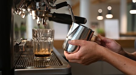 Viele Dienstleistungsunternehmen blicken zu Jahresbeginn vorsichtiger auf die kommenden Monate (Symbolbild) / Foto: Elisa Schu/dpa