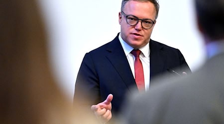 Thüringens Ministerpräsident Mario Voigt hält ein Verbot von Social Media für Unter-16-Jährige für richtig. (Archivbild) / Foto: Martin Schutt/dpa