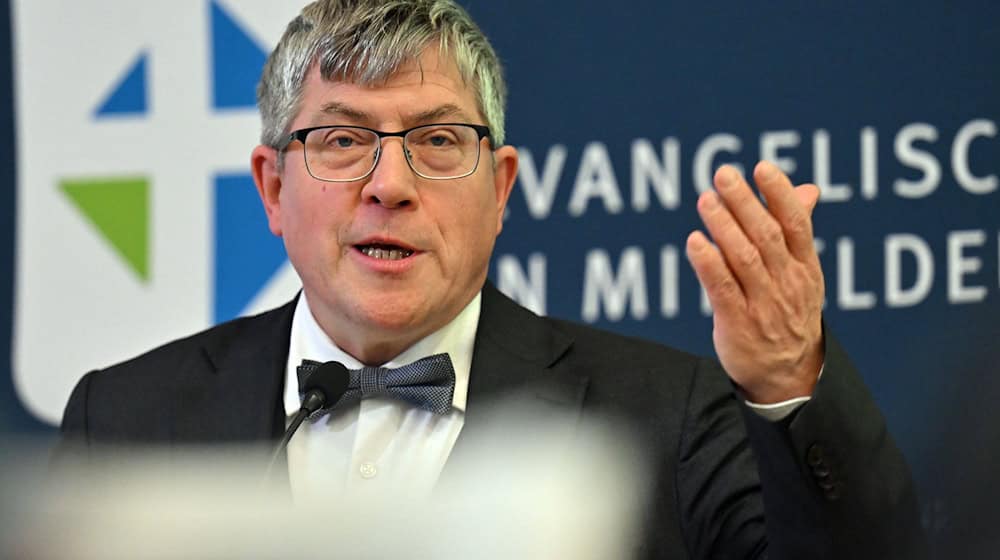 In einem Projekt der Evangelischen Kirche in Mitteldeutschland und der Ökumenischen Akademie Ostthüringen werden vor der Landtagswahl «Friedensreiter» ausgebildet. (Archivbild) / Foto: Martin Schutt/dpa