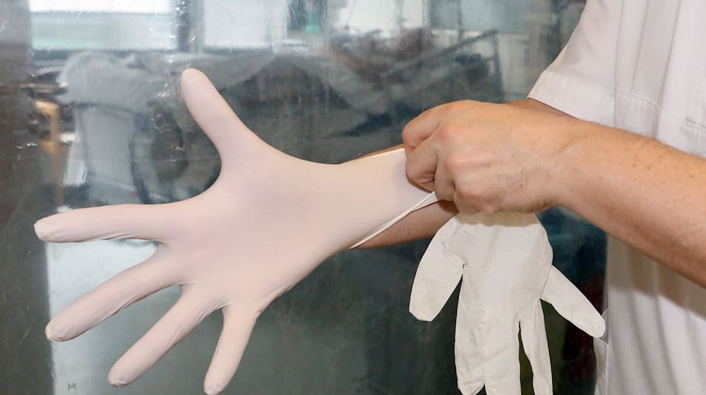 Betriebe, die Pflege-Azubis in Nicht-EU-Staaten anwerben und in Thüringen ausbilden, können vom Land mit einem Zuschuss je Ausbildungsplatz unterstützt werden.(Symbolbild) / Foto: Stephanie Pilick/dpa