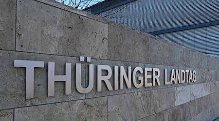 Im Thüringer Landtag ist eine Veranstaltung zum Gedenken an die Opfer des Nationalsozialismus geplant. (Symbolbild)  / Foto: Martin Schutt/dpa