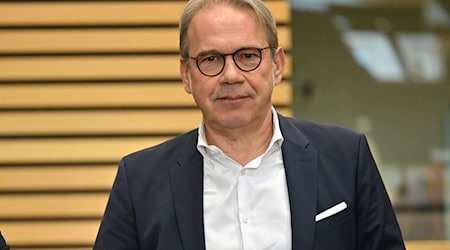 Innenminister Georg Maier weist AfD-Kritik an seiner Arbeit zurück. / Foto: Martin Schutt/dpa