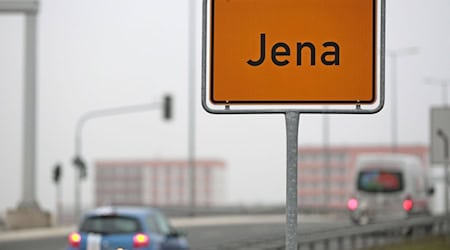 Der Mann wurde laut Polizeiangaben nach dem Sprung vorsorglich in ein Krankenhaus gebracht. (Symbolbild) / Foto: picture alliance / dpa
