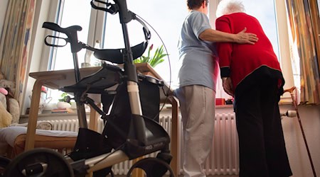 Die Pflege im Heim wird immer teurer - für Pflegebedürftige wie für Kommunen, die mit Sozialhilfe einspringen (Symbolfoto). / Foto: Tom Weller/dpa/dpa-tmn