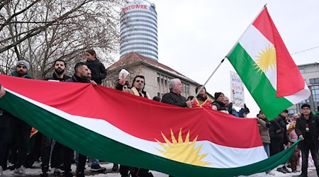 Eine pro-kurdische Kundgebung in Jena vor dem Hintergrund der schwierigen Situation der Kurden in Syrien. / Foto: Sebastian Willnow/dpa