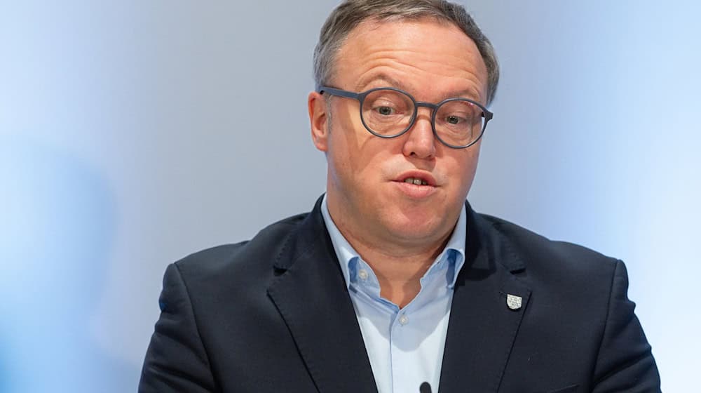 Thüringens Ministerpräsident Marion Voigt (CDU) soll seinen Doktortitel verlieren, wehrt sich aber gegen eine entsprechende Entscheidung der TU Chemnitz juristisch. (Archivbild) / Foto: Michael Reichel/dpa