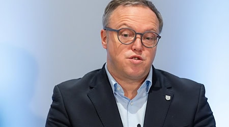 Thüringens Ministerpräsident Marion Voigt (CDU) soll seinen Doktortitel verlieren, wehrt sich aber gegen eine entsprechende Entscheidung der TU Chemnitz juristisch. (Archivbild) / Foto: Michael Reichel/dpa