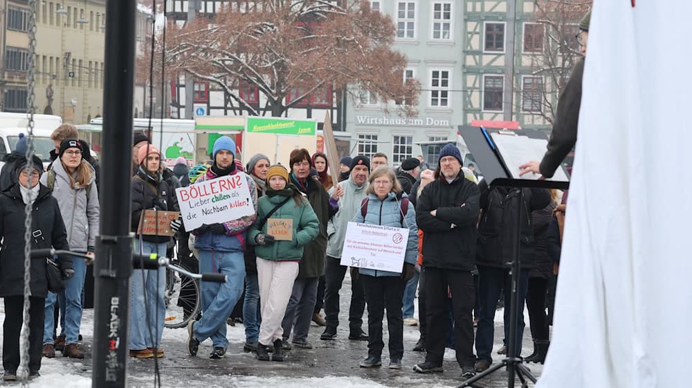 Etwa 100 Menschen haben in Erfurt für ein Verbot von privatem Silvesterfeuerwerk demonstriert. / Foto: Bodo Schackow/dpa