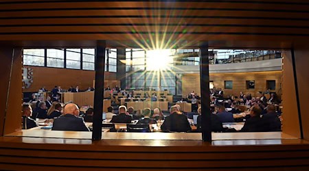 Im Thüringer Landtag soll sich Ministerpräsident Mario Voigt (CDU) einem konstruktiven Misstrauensvotum stellen, das die AfD-Fraktion beantragt hatte. (Archivbild) / Foto: Martin Schutt/dpa