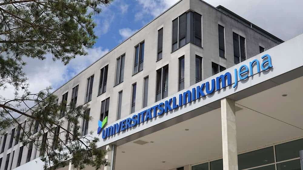 Wegen eines Warnstreiks kann es am Uniklinikum Jena am Dienstag zu Einschränkungen bei geplanten Untersuchungen und Behandlungen kommen, die Notfallversorgung ist aber gewährleistet. (Archivfoto) / Foto: Martin Schutt/dpa
