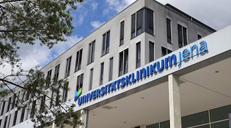 Wegen eines Warnstreiks kann es am Uniklinikum Jena am Dienstag zu Einschränkungen bei geplanten Untersuchungen und Behandlungen kommen, die Notfallversorgung ist aber gewährleistet. (Archivfoto) / Foto: Martin Schutt/dpa