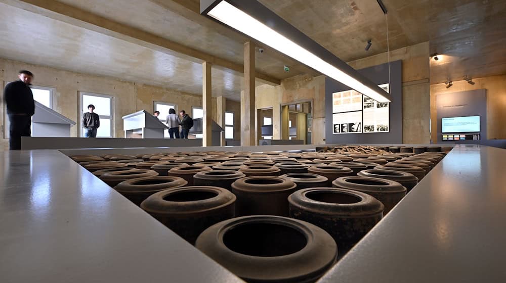 Neu ist in der Ausstellung etwa die Videoinstallation „Stimmen der Überlebenden“ mit Berichten von acht Auschwitzüberlebenden. (Archivbild)  / Foto: Martin Schutt/dpa