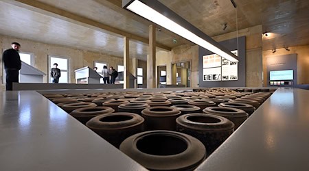 Neu ist in der Ausstellung etwa die Videoinstallation „Stimmen der Überlebenden“ mit Berichten von acht Auschwitzüberlebenden. (Archivbild)  / Foto: Martin Schutt/dpa