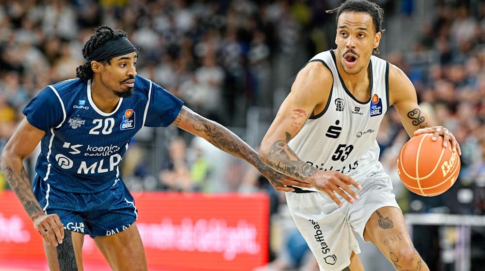 Kevin Yebo (r) war bester Niners-Werfer gegen Vechta. (Archivbild) / Foto: Uwe Anspach/dpa
