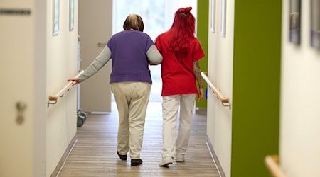 In Thüringen sind derzeit rund 950 Stellen in der Pflege unbesetzt. / Foto: Bernd Thissen/dpa