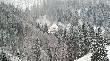 In Thüringen fiel am Montag reichlich Schnee. Teils fiel der Schulbusverkehr aus, mindestens neun Schulen im Freistaat blieben zu.   / Foto: Martin Schutt/dpa