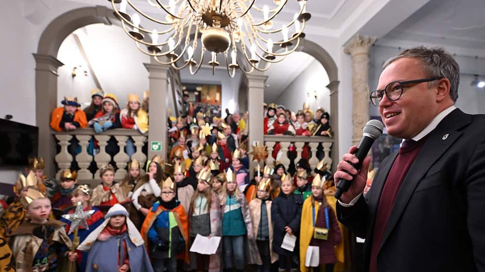 Rund 100 Sternsinger kamen in das von der Staatskanzlei genutzte Haus Dacheröden. / Foto: Martin Schutt/dpa