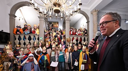 Rund 100 Sternsinger kamen in das von der Staatskanzlei genutzte Haus Dacheröden. / Foto: Martin Schutt/dpa
