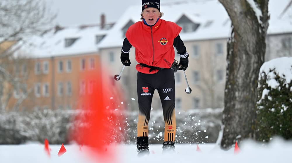 Eine Freibadwiese in Eisenach wird als Langlaufloipe genutzt.  / Foto: Martin Schutt/dpa