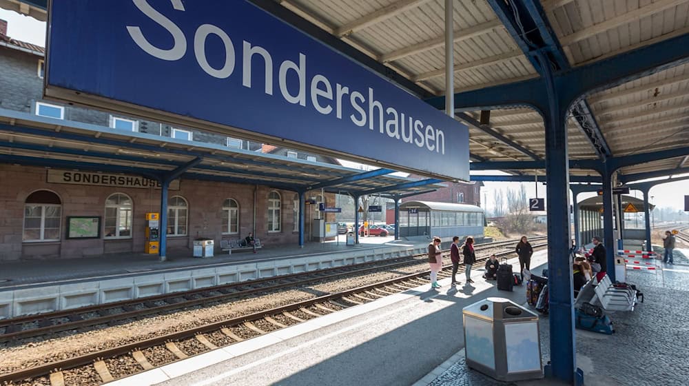 Die Stadt Sondershausen sucht einen Käufer für ihr denkmalgeschütztes Bahnhofsensemble. Das Gebäude liegt an der Bahnstrecke zwischen Erfurt und Nordhausen. (Archivbild) / Foto: picture alliance / dpa