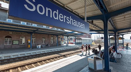 Die Stadt Sondershausen sucht einen Käufer für ihr denkmalgeschütztes Bahnhofsensemble. Das Gebäude liegt an der Bahnstrecke zwischen Erfurt und Nordhausen. (Archivbild) / Foto: picture alliance / dpa