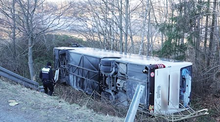 In Thüringen ist nach einem Busunfall mit mehreren Verletzten das Unfallfahrzeug geborgen worden. / Foto: Bodo Schackow/dpa