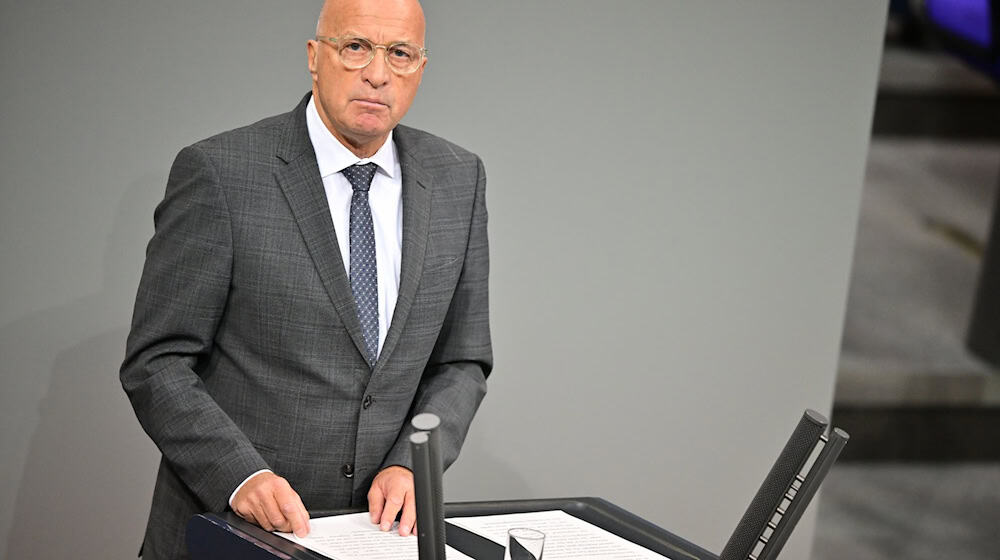 Der AfD-Politiker und ehemalige Bundeswehroffizier Rüdiger Lucassen fordert gemäß AfD-Grundsatzprogramm immer wieder eine Reaktivierung der Wehrpflicht und stößt damit auf Widerstand vor allem in ostdeutschen Landesverbänden. (Archivbild)   / Foto: Sebastian Christoph Gollnow/dpa