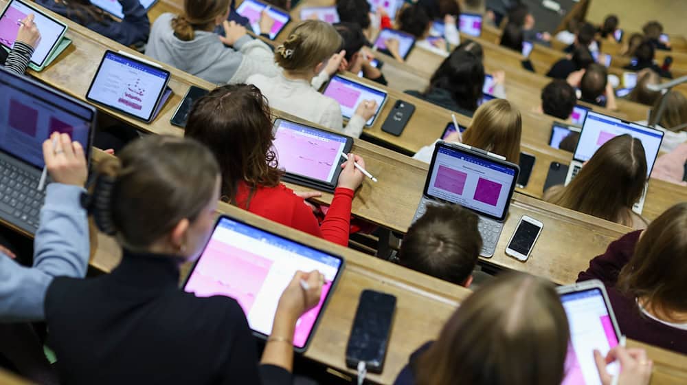 Erstmals seit Jahren bleiben die Studierendenzahlen an Thüringens Hochschulen stabil. Staatssekretär Steffen Teichert sieht darin eine «gute Botschaft». (Symbolbild) / Foto: Jan Woitas/dpa