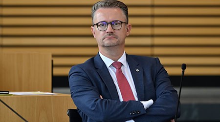 Thüringens Bildungsminister Christian Tischner (CDU) führt im Freistaat eine Verfassungsviertelstunde an den Schulen ein. (Archivbild) / Foto: Martin Schutt/dpa