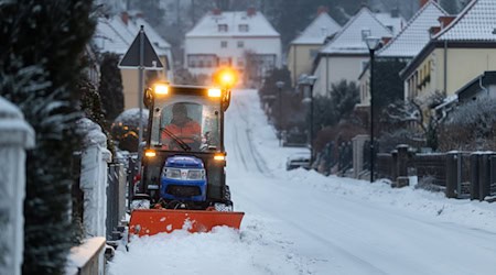 Die Winterdienste haben allerhand zu tun. / Foto: Michael Reichel/dpa