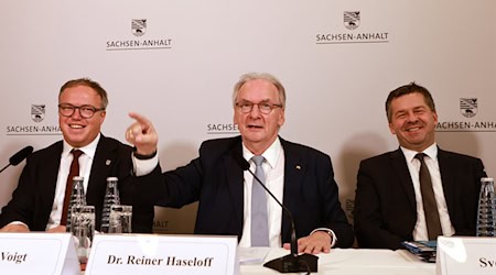 Thüringens Ministerpräsident Mario Voigt (links, alle CDU) mit Partei- und Amtskollegen Reiner Haseloff (Mitte): Sven Schulze (rechts) könnte neuer Regierungschef in Sachsen-Anhalt werden.  / Foto: Matthias Bein/dpa