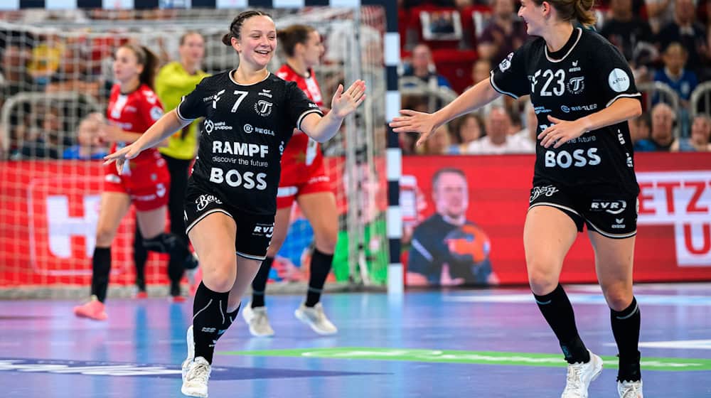 Sabrina Tröster (l) wechselt im Sommer zum Thüringer HC. (Archivbild) / Foto: Marco Wolf/dpa