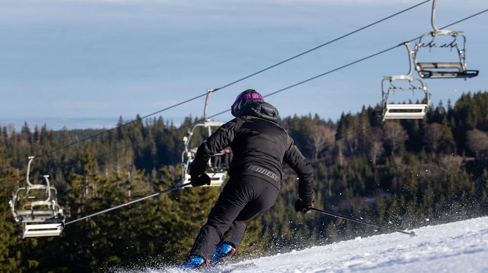 Der Betreiber der Skiarea Heubach rechnet besonders am Samstag mit viel Betrieb. Am Samstag ist Skifahren auch im Snowpark Oberhof, in der Skiarena Silbersattel und bei den Pisten der Winterwelt Schmiedefeld möglich. (Archivbild) / Foto: Michael Reichel/dpa