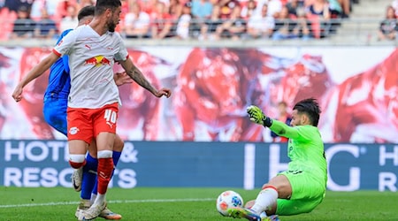 RB Leipzigs Romulo (l.) sorgte mit einem spektakulären Hackentor im Hinspiel für das 2:0. (Archivbild) / Foto: Jan Woitas/dpa