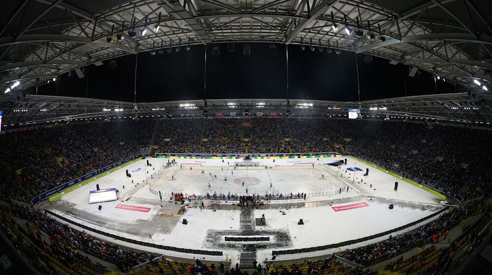 DEL Wintergame begeistert Spieler und Fans im Dresdner Rudolf-Harbig-Stadion. / Foto: Robert Michael/dpa