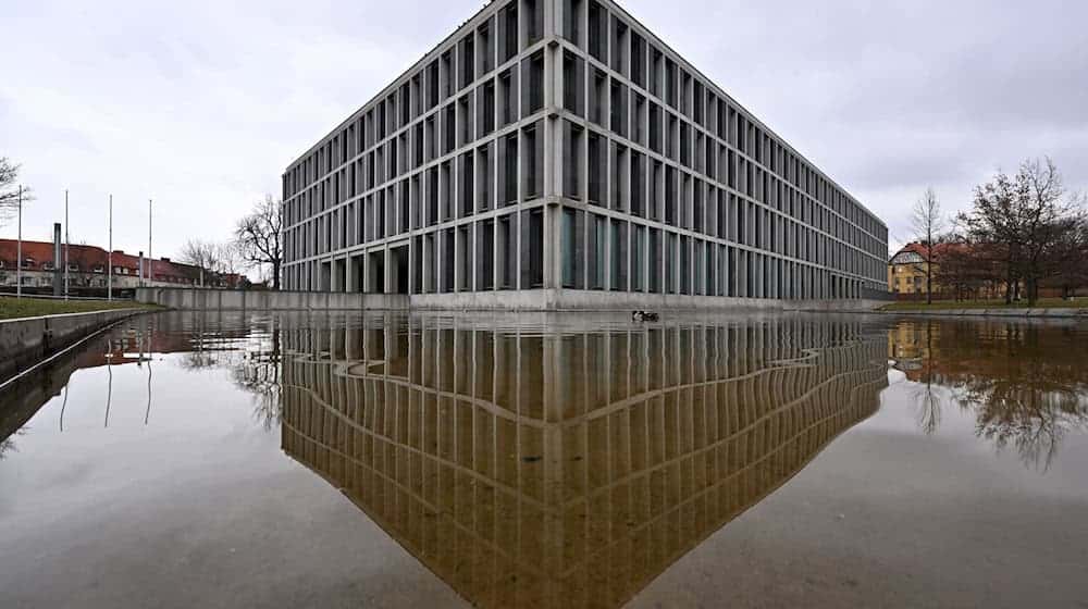 Das Bundesarbeitsgericht hat bereits in mehreren Grundsatzurteilen zum Tragen eines Kopftuchs am Arbeitsplatz entschieden. (Archivbild) / Foto: Martin Schutt/dpa