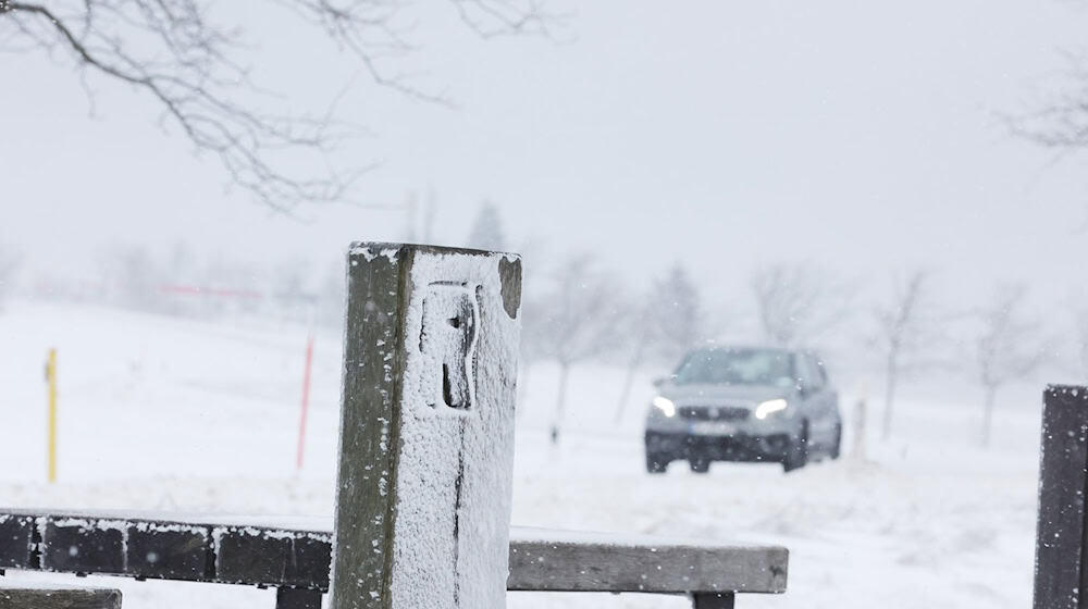 Schneeglatte Straßen sorgen für schwierige Verkehrsbedingungen.   / Foto: Bodo Schackow/dpa