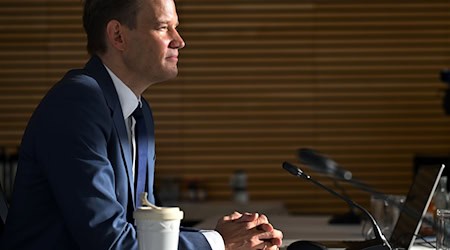 Der Virologe Hendrik Streeck wurde im Thüringer Corona-Untersuchungsausschuss befragt.  / Foto: Martin Schutt/dpa