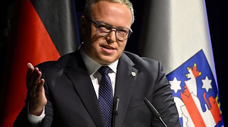 Die Neujahrsansprache des Ministerpräsidenten Mario Voigt (CDU) für 2026 wurde im Staatstheater Meiningen aufgezeichnet. (Archivbild) / Foto: Martin Schutt/dpa