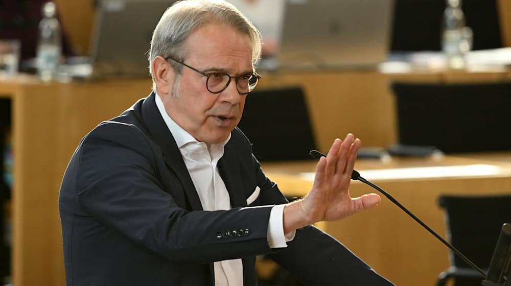 Keine Mehrheit für die AfD-Forderung nach einer Entlassung von Innenminister Georg Maier.  / Foto: Martin Schutt/dpa