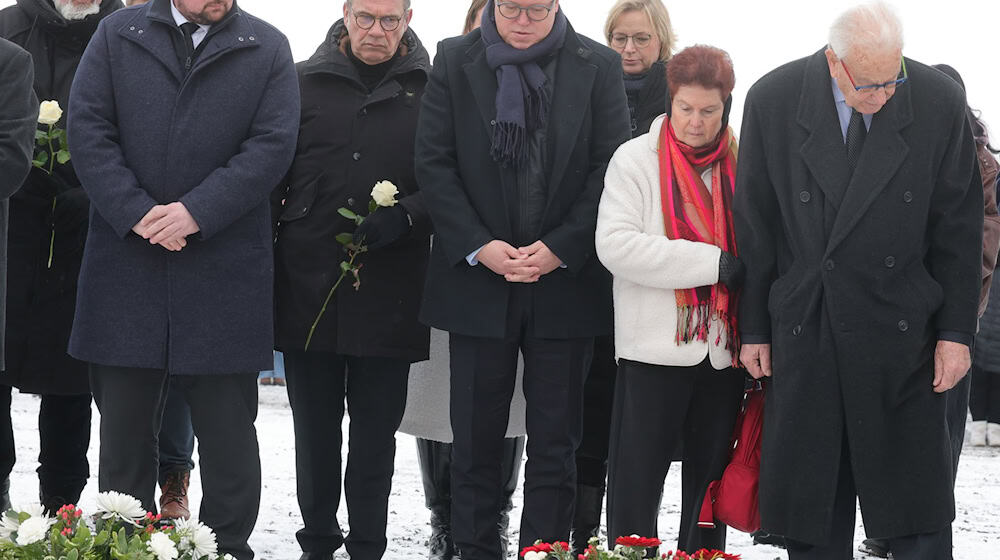 An der Gedenkstätte Buchenwald legten Landespolitiker im Beisein des Buchenwald-Überlebenden Naftali Fürst Kränze nieder. / Foto: Bodo Schackow/dpa