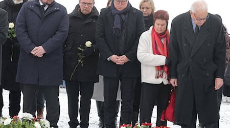An der Gedenkstätte Buchenwald legten Landespolitiker im Beisein des Buchenwald-Überlebenden Naftali Fürst Kränze nieder. / Foto: Bodo Schackow/dpa