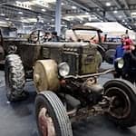 Hochglanzautos stehen auf der Messe neben alten Traktoren.  / Foto: Bodo Schackow/dpa