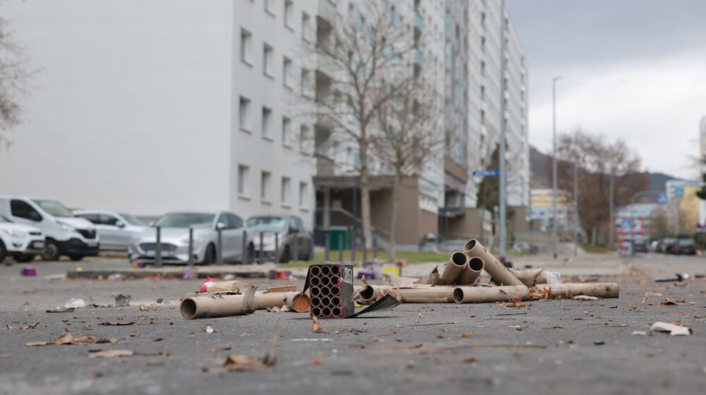 Der Rauch der Silvesterknaller hat sich verzogen, aber es bleibt auch so eher trüb in den kommenden Tagen bei Wolken verhangenen Himmel und Schneeregen-, Schnee- und Graupelschauer. / Foto: Bodo Schackow/dpa