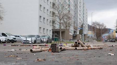 Der Rauch der Silvesterknaller hat sich verzogen, aber es bleibt auch so eher trüb in den kommenden Tagen bei Wolken verhangenen Himmel und Schneeregen-, Schnee- und Graupelschauer. / Foto: Bodo Schackow/dpa
