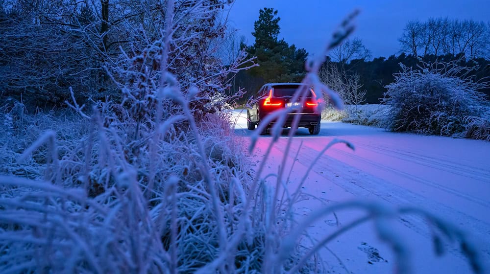 Wenn Schnee und Glätte etwa den Weg zur Schule kaum möglich machen - können Schulen dann schließen? (Symbolbild) / Foto: Patrick Pleul/dpa