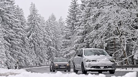 Am Freitag soll laut DWD Regen gefrieren. Es sei glatt und komme teilweise zu Glatteis. (Symbolbild) / Foto: Martin Schutt/dpa